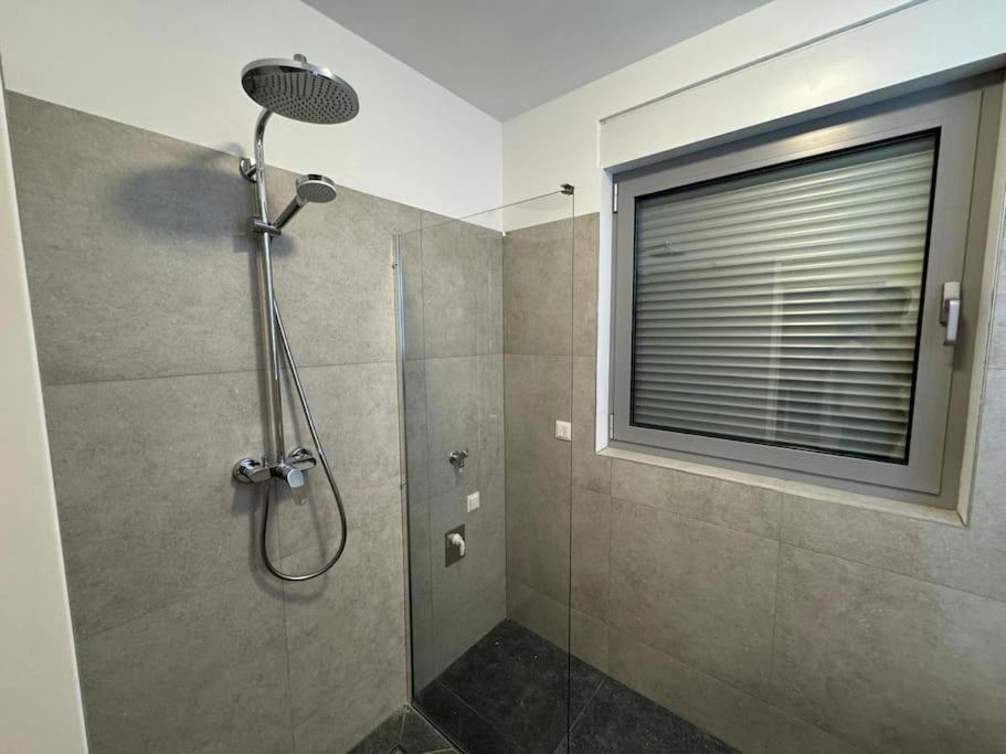 Rooftop Apartment With Balcony & Free Parking Wina Bagian luar foto