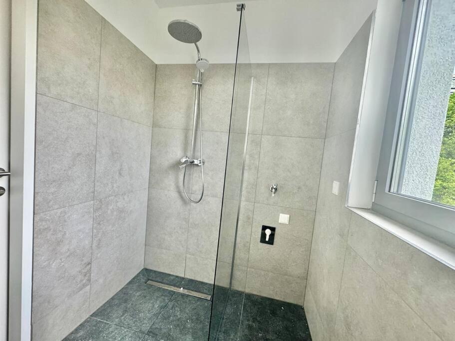 Rooftop Apartment With Balcony & Free Parking Wina Bagian luar foto