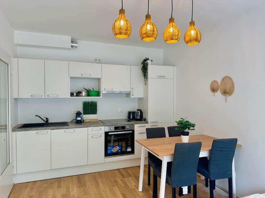 Rooftop Apartment With Balcony & Free Parking Wina Bagian luar foto